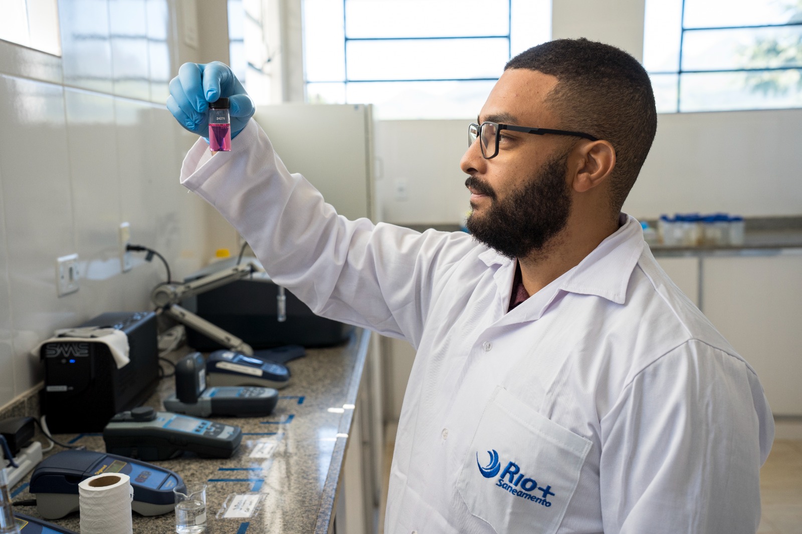Rio+Saneamento doa equipamentos para novo laboratório de balneabilidade do Instituto Estadual do Ambiente
