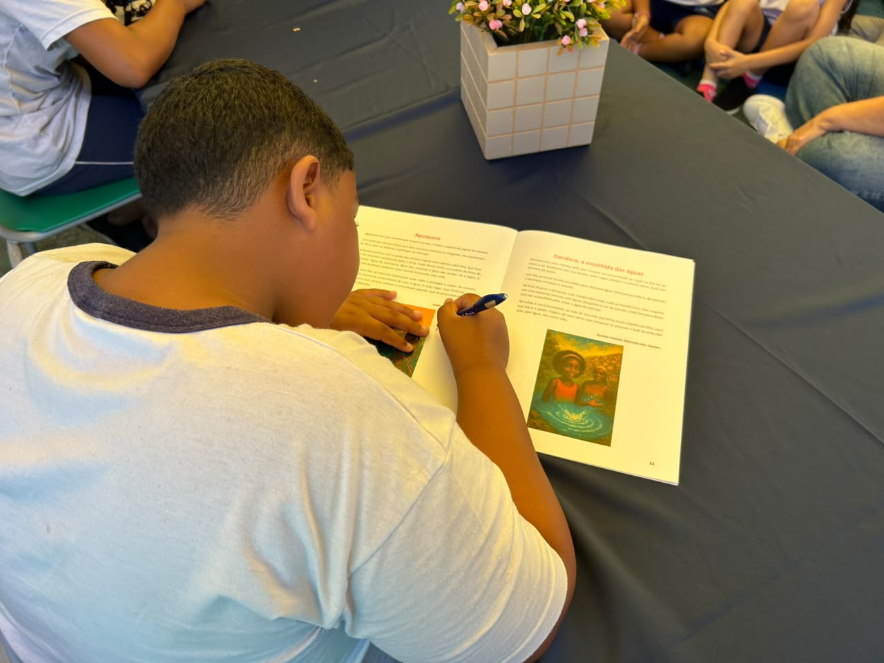 Histórias sobre a água escritas por alunos viram livro e são entregues em evento na Zona Oeste